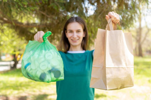 Reusable Bags vs Plastic Bags: Which Choice Supports Less Waste?