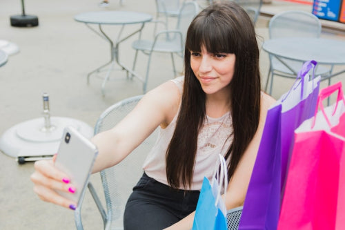 How Hybrid Shopping Models Encourage Conscious Consumer Behavior